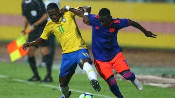 Vinicius Junior e Iv&aacute;n Angulo en la disputa por el bal&oacute;n en el amistoso entre la Selecci&oacute;n Colombia Sub 20 y Brasil Sub 20