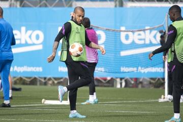 Dani Alves, en un entrenamiento con el Barça.