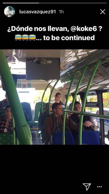 El futbolista del Real Madrid Lucas Vázquez con el futbolistas del Atlético de Madrid Koke en un autobús.