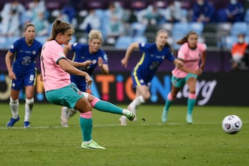 0-2. Alexia Putellas marca de penalti el segundo gol.