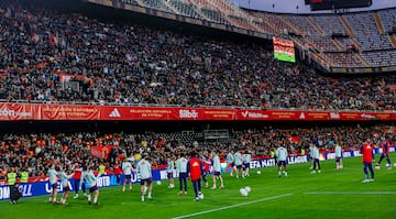 Los jugadores de la Seleccin se ejercitan el estadio de Mestalla.