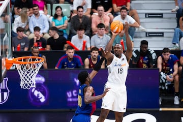 Serge Ibaka, pívot del Real Madrid, lanza ante el Barcelona durante las semifinales de la Supercopa Endesa 2024.