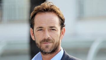 El actor Luke Perry posando durante un evento promocional de la serie &quot;Goodnight for Justice&quot; en octubre de 2010