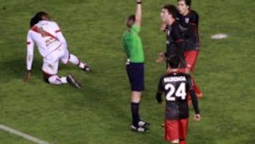 Aymeric Laporte ve la tarjeta roja por derribar a Manucho durante el encuentro entre el Rayo Vallecano y el Athletic en el estadio de Vallecas.
