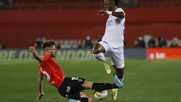 Entrada de Maffeo a Vinicius en el minuto 29 del Mallorca-Real Madrid.