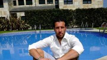 <b>A LA ESPERA. </b>To?o est¨¢ ya sin equipo, a la espera de saber si tendr¨¢ hueco en la plantilla del Sevilla.