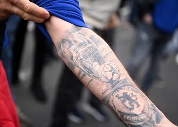 Un seguidor del Chelsea Football Club enseña orgulloso su tatuaje de la Champions League conseguida por el club 'Blue'.