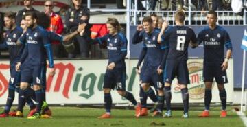 Celebración de Cristiano Ronaldo y el equipo tras marcar el gol que abre el marcador favorable para los blancos (0-1)