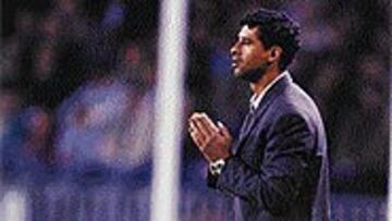 <b>NI REZANDO</B>. A Rijkaard no le sale nada.