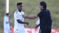 Ra&uacute;l habla con Rodrygo en el Castilla-Rayo Majadahonda de la 6&ordf; jornada del grupo I de Segunda B.