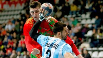 GRAF089. PONTEVEDRA, 07/01/2018.- El jugador argentino Pizarro (d), dispara a puerta ante el bielorruso Karvatski (i), durante el Torneo Internacional Masculino Absoluto de Balonmano, Memorial Domingo Bárcenas, que enfrenta a las selecciones de Arg