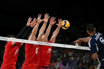 Voleibol. Marcin Janusz, Jakub Kochanowski y Kamil Semeniuk saltan para bloquear el balón durante el partido de la fase de grupos entre Polonia y Egipto.