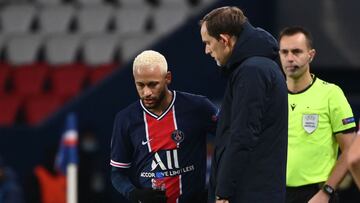 Paris Saint-Germain's German coach Thomas Tuchel (R) speaks with Paris Saint-Germain's Brazilian forward Neymar during the UEFA Champions League Group H second-leg football match between Paris Saint-Germain (PSG) and RB Leipzig at the Parc des