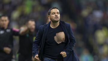 Un ex DT del fútbol chileno está en la polémica: ¡acabó con la polera rota!