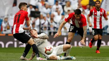 Toni Kroos con Córdoba y Yuri Berchiche.