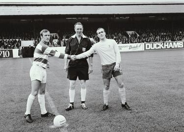 El derbi del Oeste de Londres lo conforman cuatro equipos. Sí. Cuatro equipos: el Chelsea, el Queens Park Rangers, el Brentford y el Fulham. Los cuatro conviven en la misma zona de la capital inglesa y cada choque que envuelve a dos de los equipos mencionados arriba forman un derbi. Lo llamativo es que no es un derbi al uso, debido a la enorme diferencia existente entre los cuatro equipos. Curiosamente, sólo ha habido una campaña en la que tres equipos de esa zona han militado en la Primera División inglesa: Chelsea, Fulham y Queens Park Rangers…