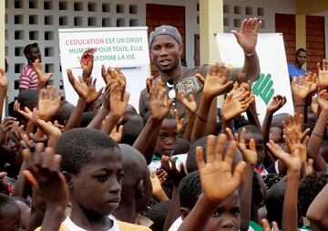 Didier Drogba inauguró una escuela que lleva su nombre en Costa de Marfil. Se espera que el proyecto solidario ayude a que miles de niños de zonas rurales en la comunidad de granjas de cacao reciban una mejor educación.