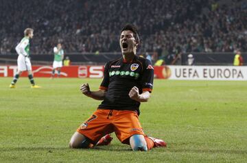 En su última temporada con el Valencia logra su mayor cifra de goles en Europa al marcar un total de siete en once partidos, incluyendo el hat-trick ante el Werder Bremen de octavos de Europa League el 18 de marzo de 2010 (en la imagen).