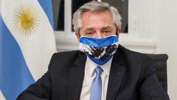 (FILES) Handout file photo taken on June 10, 2020 released by Argentina's Presidency of President Alberto Fernandez wearing a face mask with the colors of Argentina's national flag and the map of the Malvinas / Falkland Islands at the Olivos Presidential residence in Olivos, Buenos Aires, on the Day of the Assertion of the Argentinian Rights over the Malvinas (Falklands), South Georgia, the South Sandwich and Surrounding Maritime Spaces. - The Argentinian government renewed its sovereignty claim of the Falkland Islands and homaged those fallen in the war with the UK for the possession of the austral archipelago on April 2, 2021, on the 39th anniversary of the armed conflict. (Photo by ESTEBAN COLLAZO / Argentina's Presidency Press Office / AFP) / RESTRICTED TO EDITORIAL USE - MANDATORY CREDIT "AFP PHOTO / ARGENTINA'S PRESIDENCY / Esteban COLLAZO " - NO MARKETING - NO ADVERTISING CAMPAIGNS - DISTRIBUTED AS A SERVICE TO CLIENTS