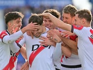 Ratiu celebra un triunfo con sus compañeros.