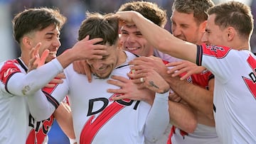 Ratiu celebra un triunfo con sus compañeros.