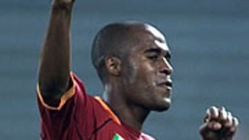 <b>ACUERDO.</B> Tras una dura negociación, Marcos Assunçao ha llegado a un acuerdo con el Betis, con el que ha firmado por seis temporadas.