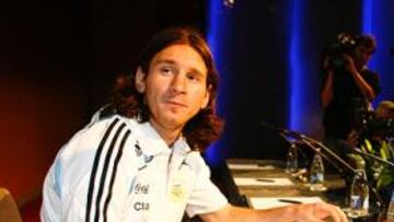<b>TRANQUILÍSIMO. </b>Leo Messi atendió ayer a los medios y explicó su decisión de no jugar la previa de la Champions con el Barcelona