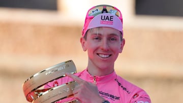 Cycling - Giro d'Italia - Stage 21 - Roma to Roma - Italy - May 26, 2024 UAE Team Emirates' Tadej Pogacar celebrates on the podium with the trophy after winning the Giro d'Italia 2024 REUTERS/Ciro De Luca
