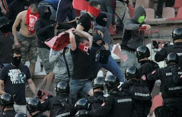 Batalla campal entre la policía y los ultras en un partido de la liga serbia entre el Estrella Roja de Belgrado y el Partizan.