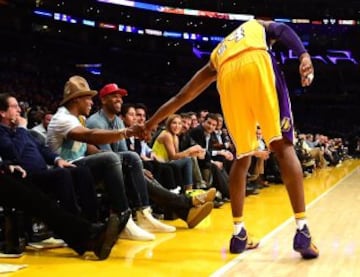 Cam Newton saluda a Kobe Bryant.