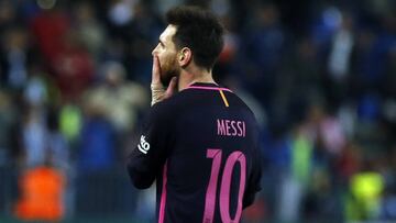 Su Málaga tumbó a un Barça gris, que acabó con diez por expulsión de Neymar, y corrige el pinchazo del líder. Un gol de un ex, Sandro, y el de Jony, decisivos.
