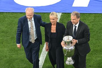 Bernard Dietz y Jürgen Klinsmann, capitanes de las selecciones de Alemania campeonas de Europa en 1980 y 1996 respectivamente, acompañan  a Heidi Beckenbauer, esposa de Franz Bcekcenbauer.