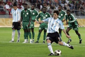 Messi marca el 2-1 de penalti ante Nigeria en la final de la Copa Mundial de Fútbol Juvenil de la FIFA Países Bajos 2005.
