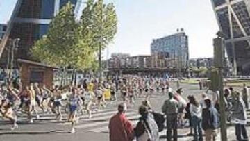 <b>PUERTA DE EUROPA. </b>Los atletas, al paso por la Plaza de Castilla.