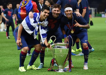 Luis Suarez, Lionel Messi y Neymar tras proclamarse campeón de la Champions League en 2015. 