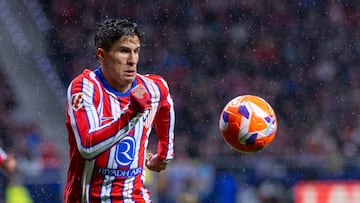 Giuliano corre a por un balón en el Atlético-Valladolid.