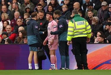 Adam Smith, del AFC Bournemouth, abandona el terreno de juego para recibir atención médica tras un choque de cabezas con su compañero Tyler Adams.