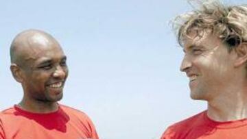 <b>COMPENETRADOS. </b>Los dos futbolistas se entienden a la perfección en la medular.