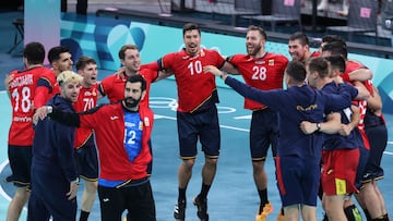 Partido increíble de la Selección española de balonmano masculina que supo sufrir y remontar en la segunda parte tras ir perdiendo de cuatro goles a falta de quince minutos para el final. En la prórroga apareció Gonzalo Pérez de Vargas, que cuajó un partido sensacional, para atajar un disparo sobre la bocina y mandar el equipo directo a semifinales.