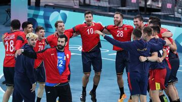 Los Hispanos celebran el bronce en Par¨ªs 2024.