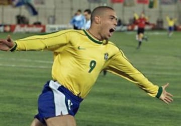 17. Ronaldo - Brasil. El 'Fenómeno' jugó dos Copas América. Hizo cinco goles en la edición del 97 y otros cinco en la del 99.