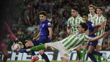 Johnny Cardoso, ante Julián Álvarez.