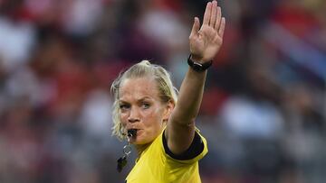 Bibiana Steinhaus se convertirá este domingo en la primera mujer en dirigir un partido den la Bundesliga.