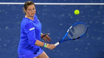 Kim Clijsters devuelve una bola durante su partido ante Garbi&ntilde;e Muguruza en el WTA Dubai Duty Free Tennis Championship 2020, en el Dubai Tennis Stadium.