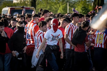 Cargas policiales contra algunos aficionados en las inmediaciones del estadio.