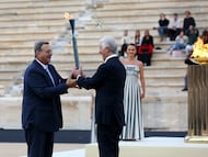 ATHENS (Greece), 04/12/2025.- President of the Greek Olympic Committee Isidoros Kouvelos (L) hands over the torch with the Olympic Flame to Giovanni Malago, President of the Milano Cortina 2026, during the handover ceremony of the Olympic Flame for the Milano Cortina 2026 Winter Olympics, at the Panathenaic Stadium in Athens, Greece, 04 December 2025. (Grecia, Atenas) EFE/EPA/ORESTIS PANAGIOTOU