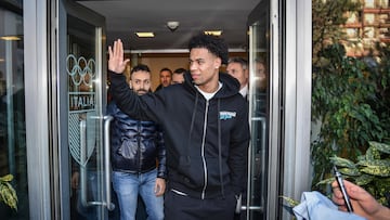 Milano (Italy), 04/01/2024.- Canadian soccer player Tajon Buchanan greets fans in Milan, Italy, 04 January 2024. Buchanan arrived for the medical before signing with Inter Milan from Club Brugge. (Italia) EFE/EPA/Matteo Corner
