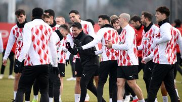 Girona's Spanish coach Michel (C) laughs with players during a training session on the eve of the UEFA Champions League football match between AC Milan and Girona FC at the Puma Academy training ground in Girona on January 21, 2025. (Photo by Josep LAGO / AFP)
