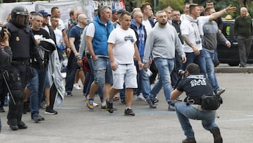 Seguidores del Legia escoltados por la Policia en los aleda&ntilde;os del Bernab&eacute;u