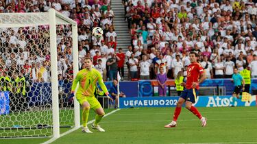Dani Olmo, MVP del partido, recibe al borde del área y la pone de manera magistral para la cabeza del jugador internacional de la Real Sociedad que anota el segundo. Imposible para Manuel Neuer.
